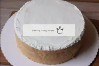 Wir nehmen den Ring vom Kuchen. Wir schlagen weite...