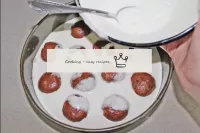 Coloque o merengue pronto em forma com o teste e c...