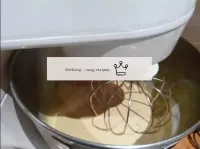 Accendere gli ingredienti con un mixer fino a una ...