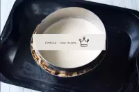 直徑18-20厘米的烹飪戒指用鋁箔緊緊包裹，這樣面團就不會從下面漏水，放在烤盤上。如果有分體形狀，最...
