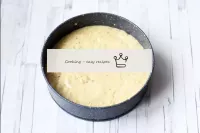 ベーキング錫（Ø20-22cm）を羊皮紙で覆い、バターでブラシをかけます。生地をレイアウトし、平らに...