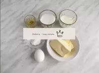 Préparer les produits pour la crème. Le beurre doi...