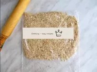 Cuocete le arachidi su una padella secca senza bur...