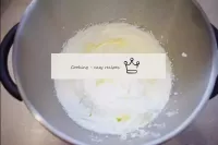 Pour préparer la crème, fouetter la crème grasse a...