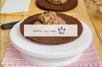 Sur un plat ou un support de gâteau, nous mettons ...