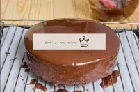 Nous couvrons le gâteau avec du glaçage. C'est ça,...