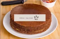 En haut, couvrez le gâteau d'une fine couche de co...