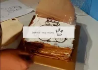 Portate il disegno in cioccolato sulla torta. Come...