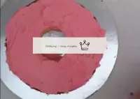 Aşağıdaki pastayı krema ile ıslatılmış ve ıslatılm...