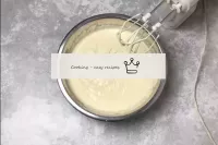 Sigue batiendo las proteínas, añadiéndoles crema d...