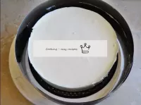 準備好，結冰的蛋糕從模具中取出，用鋒利的刀穿過圓圈。...