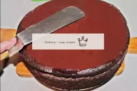 すぐにケーキの上に釉薬を注ぎ、表面全体にヘラでまっすぐにすると、ケーキの側面をコーティングすることが...