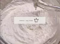 Mezclar la crema para combinar todos los ingredien...