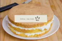 Nous couvrons le gâteau avec la dernière croûte, e...