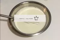 Le lait est chauffé à chaud et un jet fin est inje...