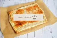 Cuire le gâteau dans un four préchauffé à 20 ° C p...