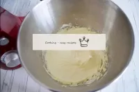 Weiche Butter mit einem Mixer zusammen mit Puderzu...