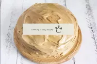 Nous graissons le gâteau avec la crème restante de...