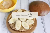 Nous plaçons des morceaux de banane sur de la crèm...