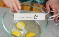 拿個大碗。將雞蛋砸入其中，然後將四分之一的茶匙鹽浸入雞蛋中。...