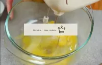 用搅拌机在碗里打鸡蛋。...