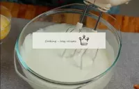 用搅拌机将碗中的所有成分以高转速搅拌至均匀的白色质量。...