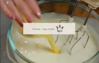 将融化的黄油加入碗中，充分搅拌所有成分。...