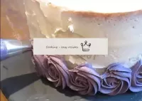 Podemos começar a decorar com flores de creme. Pre...