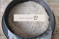 We cover the cake baking dish with parchment, grea...