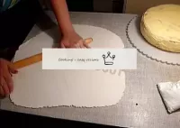 マスティックをケーキを覆うのに十分な大きさの薄いパンケーキに転がします。...