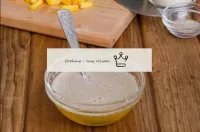 Erhitzen Sie die gequollene Gelatine vorsichtig in...