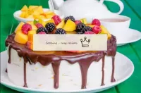 La torta al cioccolato e alla frutta è pronta per ...