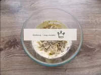 将halwu加入战斗油中。在此之前将哈尔瓦（Halva）切碎，以使奶油变得均匀，没有肿块，这可能会破...