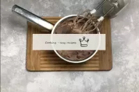 Dopo il freddo, la miscela di crema e cioccolato s...