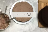 Lave cada crosta com uma boa porção de creme. ...