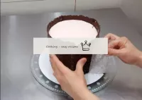 Dal cioccolato bloccato con cura, tenendo la torta...