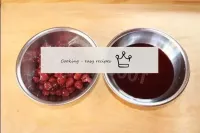 Divide the cherry compote into juice and cherries ...