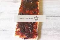 Lavez le dernier biscuit avec la confiture. Vous p...