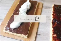 Wir sammeln den Kuchen. Legen Sie den ersten mit S...