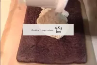 Bütün kremayı pastanın üzerine koy. ...