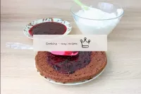 私たちはCAKEを収集します。フラットプレートまたは特殊基板の底にクリームを少量置き、こすってケーキ...