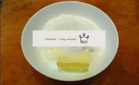 En un recipiente ancho poner la margarina (se pued...