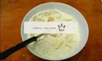 Cortar la margarina con harina con un cuchillo sec...