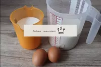 如何制作Svetlana蛋糕？准备开始奶油产品。将鸡蛋洗净并用湿巾包裹。牛奶可以摄取任何脂肪。可以使...