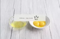 將雞蛋洗凈, 洗凈. 輕輕地將蛋黃與蛋白質分離。蛋白質中不應該有蛋黃滴，否則它們不會被抓住。...