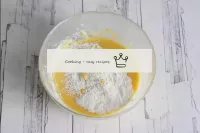ホイップした卵黄に小麦粉の混合物を注ぎ、結合するまでかき混ぜる。...