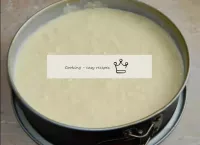 Put the finished dough in a baking tin (18-20cm), ...