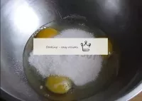 用糖攪拌雞蛋。...