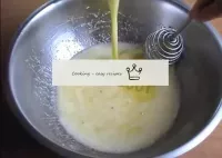 溶かしたバターを溶いた卵に加えます。...