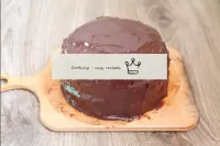 Обмажьте шоколадной пастой весь тортик. Оставьте н...